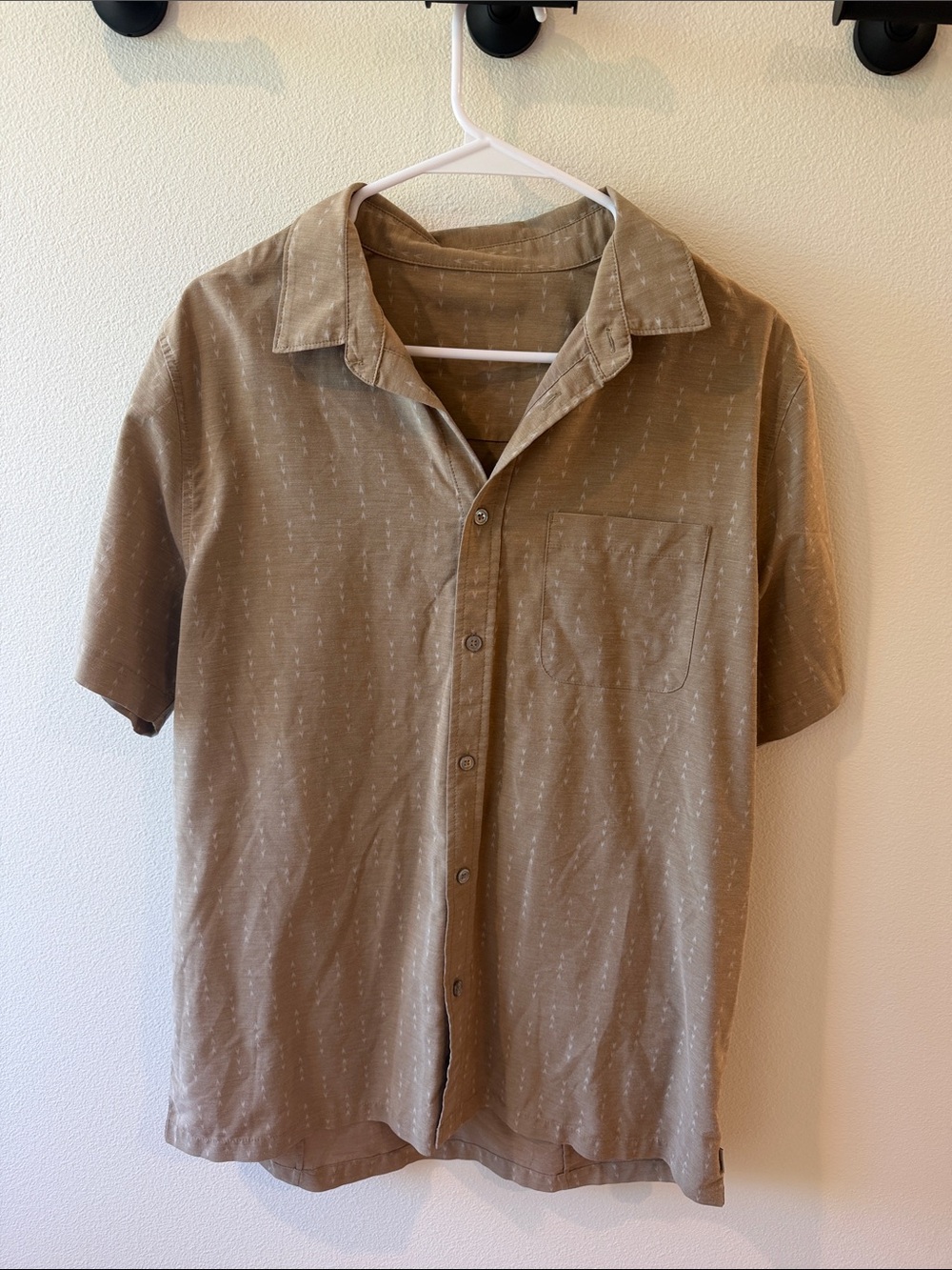 Vuori Short Sleeve Button-Down Shirt in Taupe with Subtle Arrow Pattern